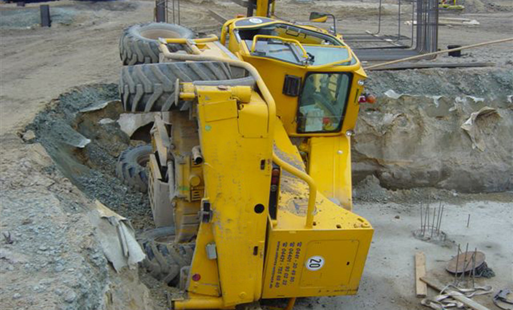 Baumaschinen Unfall an einer Böschung